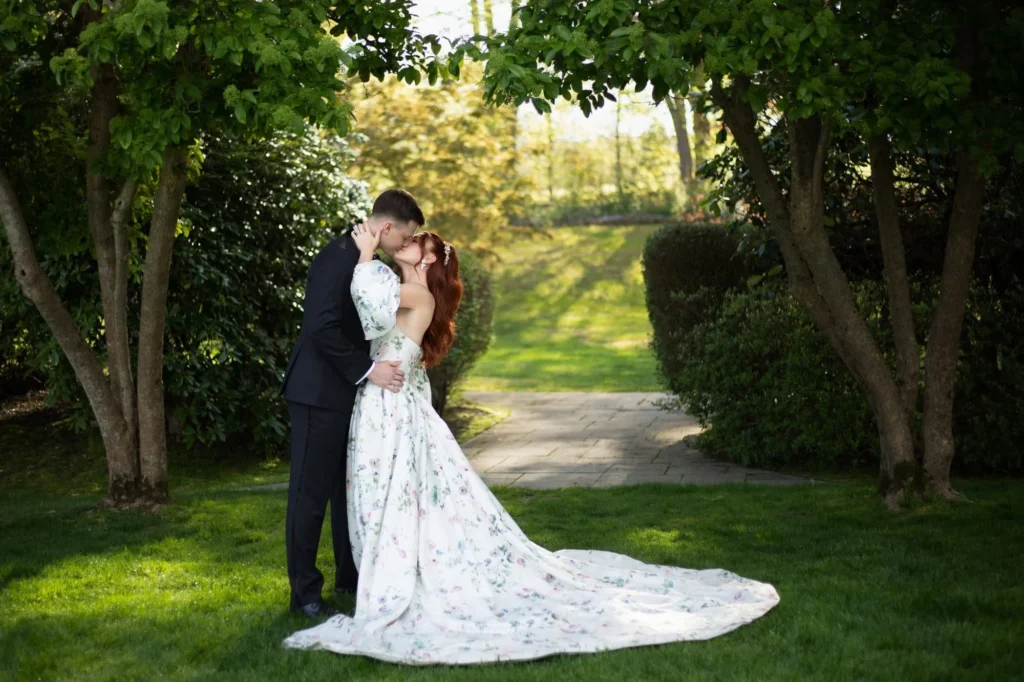 Natural wedding photos in Rhode Island at Glen Manor House